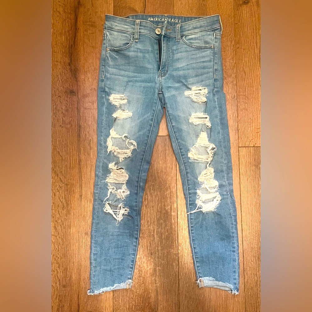 AE Medium Wash Distressed Cropped Jegging size 6